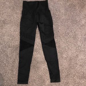 Black leggings with pattern around knee